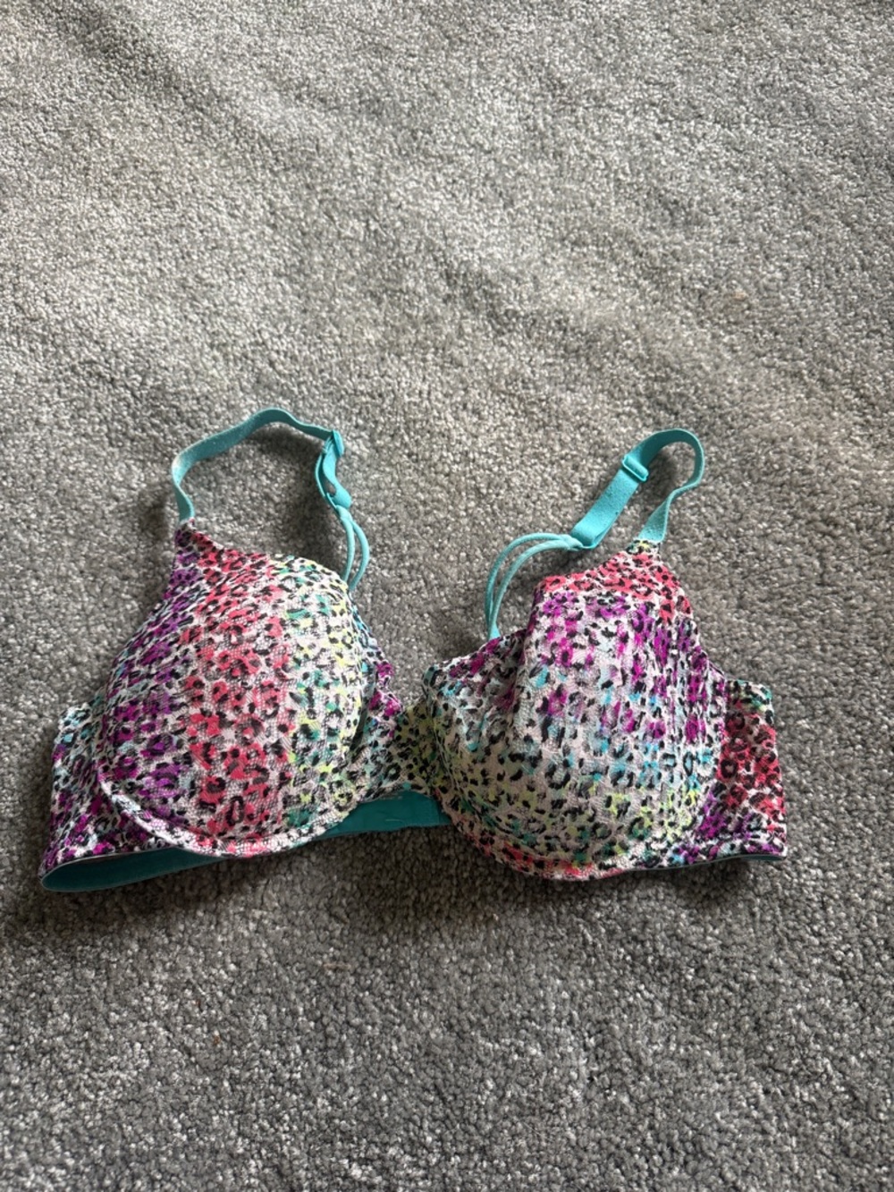 No Boundaries Multicolor Leopard Print T-Shirt Bra with Teal Straps